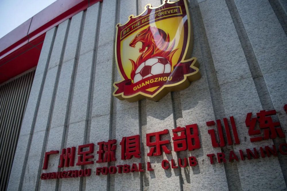 样子蕉萃的强恩身无分文、四周浪荡，成天举着风趣口号，在公路上乞讨维生。十分困难碰见一位举止怪僻、布景神秘的仁慈礼节师，才终究有了安居之所和不变工作。某日，强恩不测从礼节师的仓库中，翻出数箱从死人身上除下的黄金假牙，更发现这些珍贵金属在暗盘中竟是价值不菲的宝贝。在朱紫好友的救命之恩和翻转运途的复杂好处间，强恩该若何决定？唾手可得的惊人财富，事实是天使的援手，仍是恶魔的诱惑？